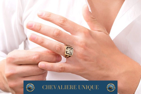 bague Chevalière Unique en or jaune massif avec la gravure